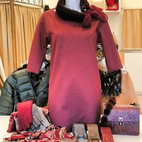 Modepuppe mit rotem Kleid und Accesoires