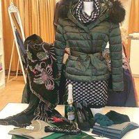 Modepuppe mit Winterjacke und Accessoires