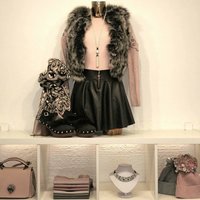 Modepuppe mit rosa Pullover, schwarzem Rock und Accesoires