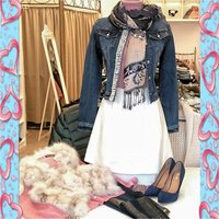 Modepuppe mit weißem Kleid, Jeansjacke und Accesoires