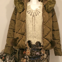 beige Winterjacke mit Pelz